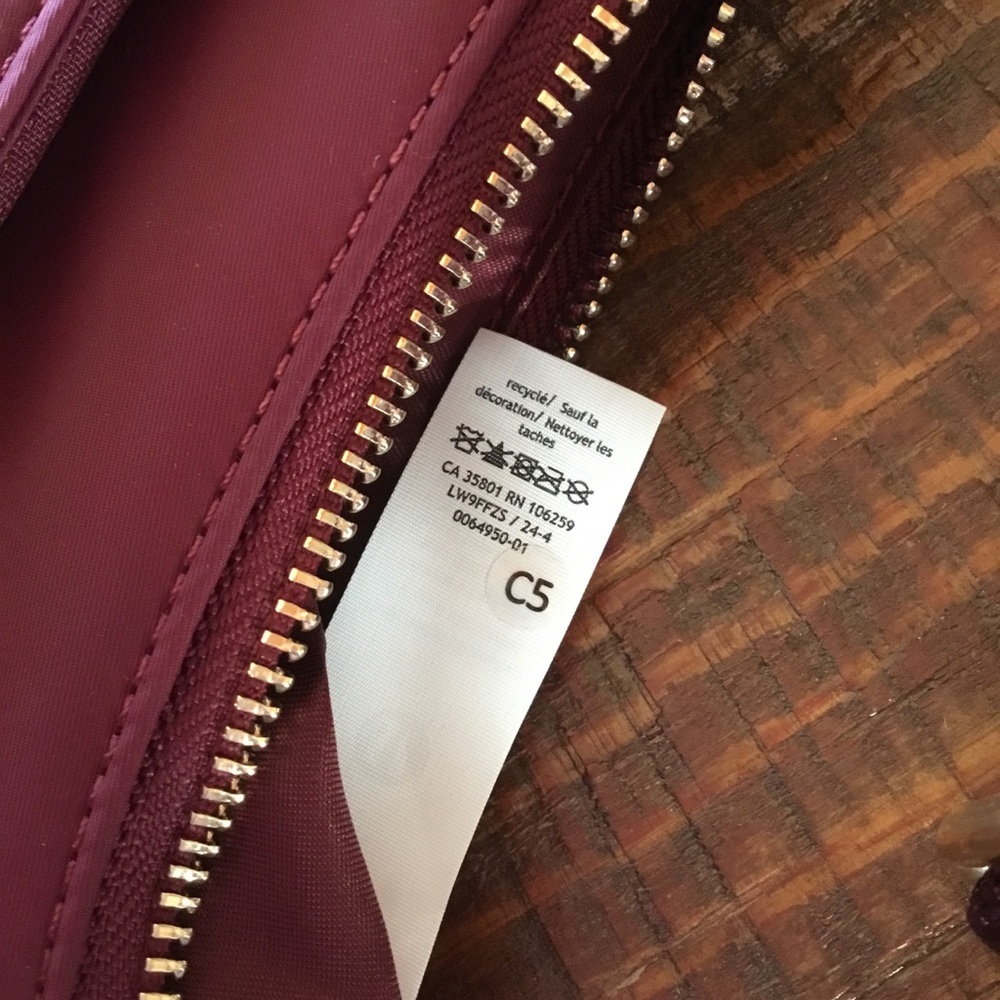 NEW Lululemon Adjustable Mini Shoulder Bag Wine Berry/Gold 3L - Picture 14 of 15